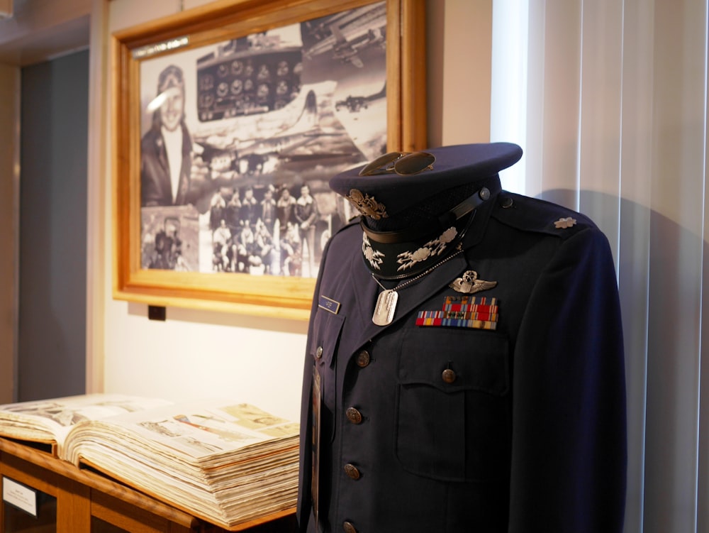 uniforme nera della polizia su tavolo di legno marrone