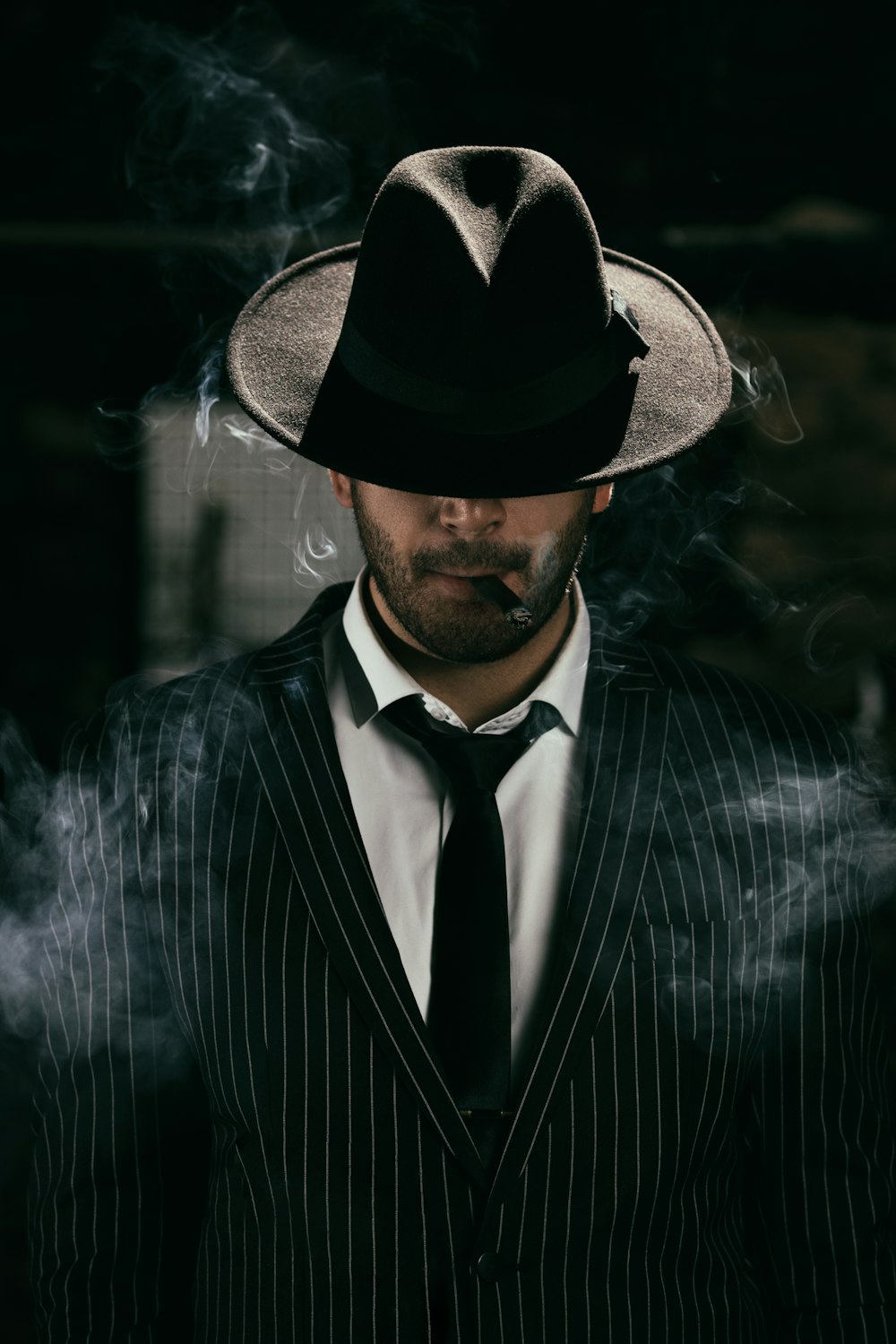 Foto hombre con traje a rayas y negro y sombrero fedora negro – Imagen Provincia hamadán en Unsplash