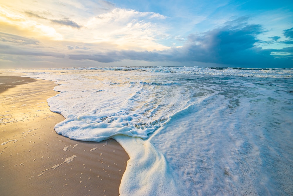 ondas do oceano batendo em terra durante o dia