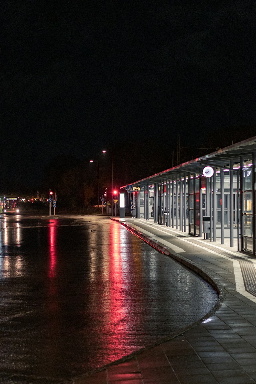 rue de la ville pendant la nuit