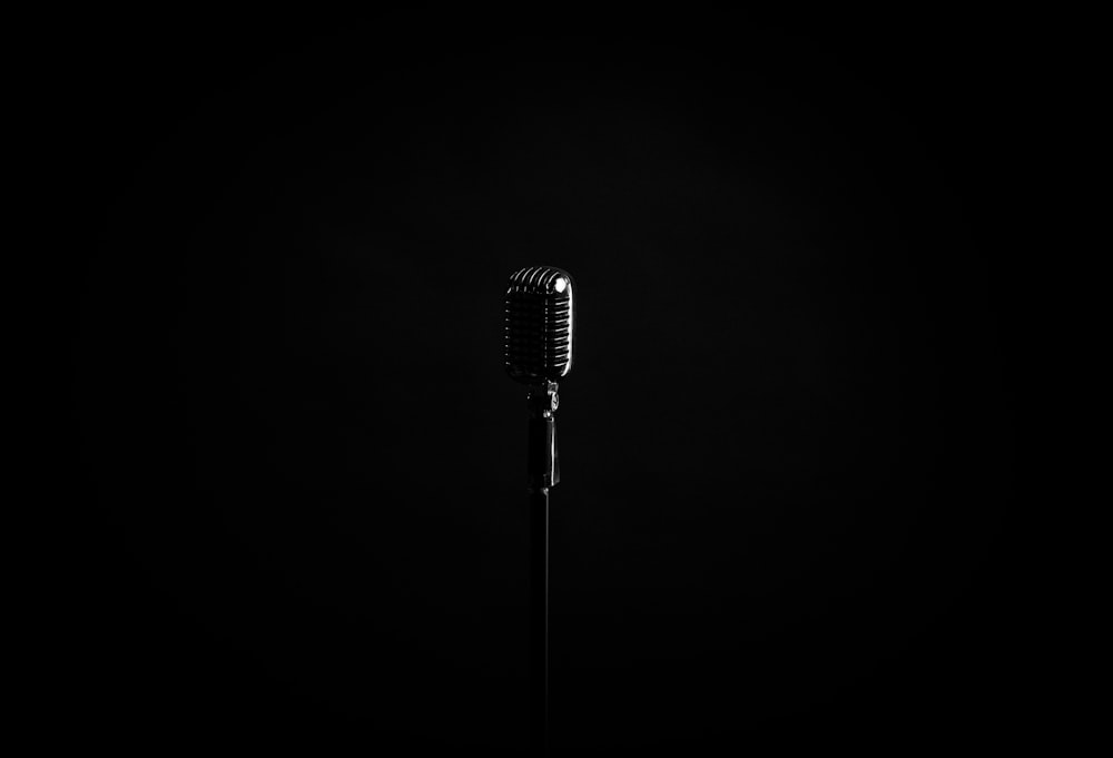 Schwarzes Mikrofon auf schwarzem Hintergrund