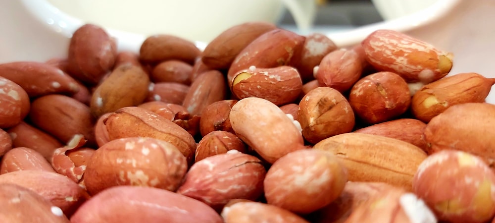 aliments ronds bruns sur assiette en céramique blanche