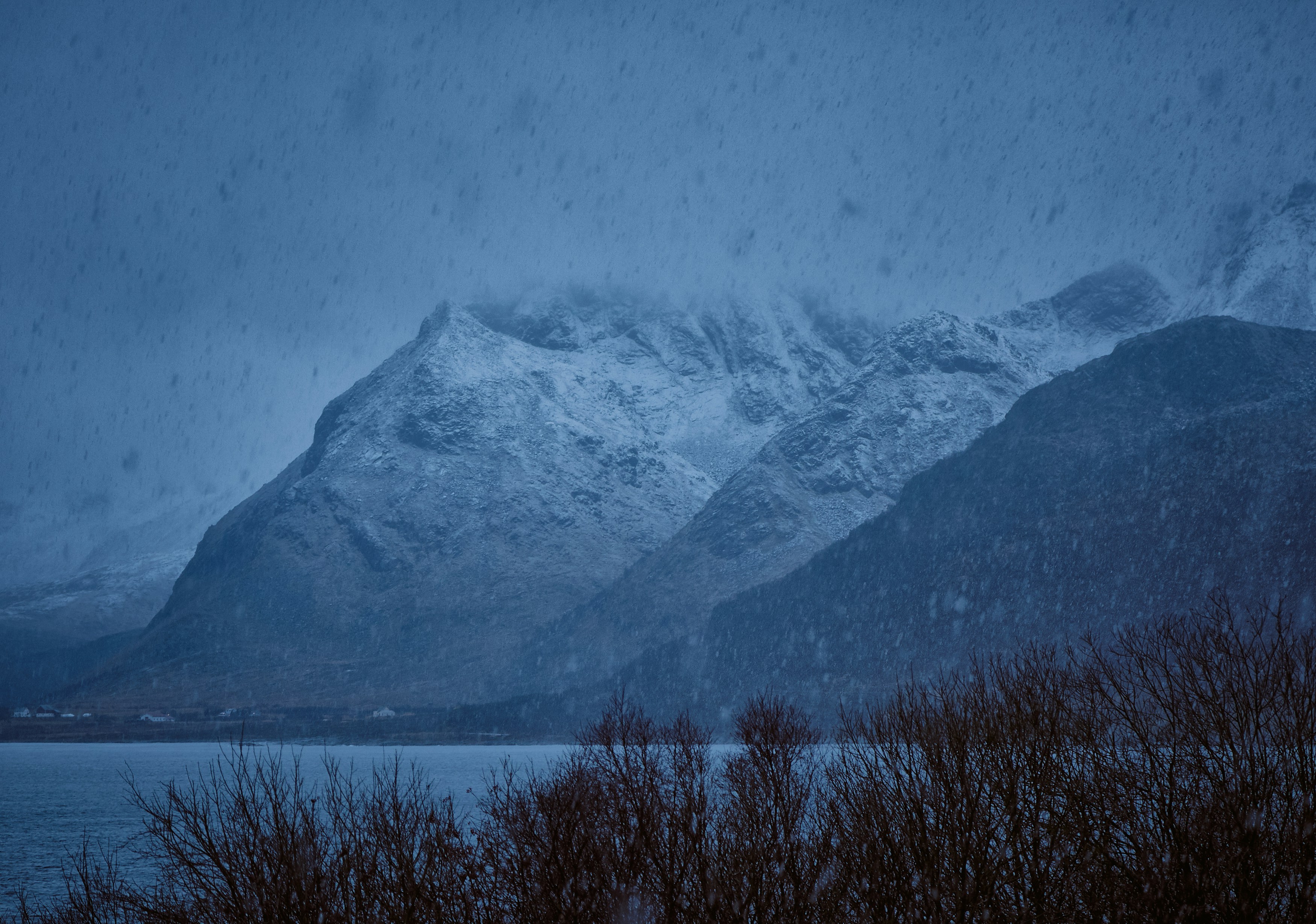 montanha coberta de neve durante a noite