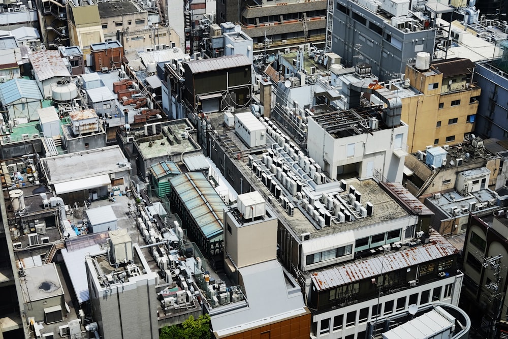 vista aérea dos edifícios da cidade durante o dia