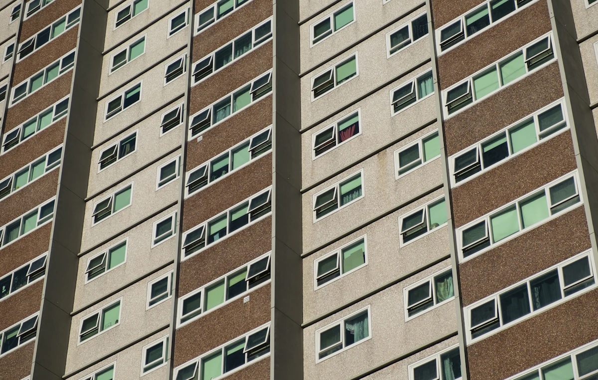 Gedung beton cokelat dan putih