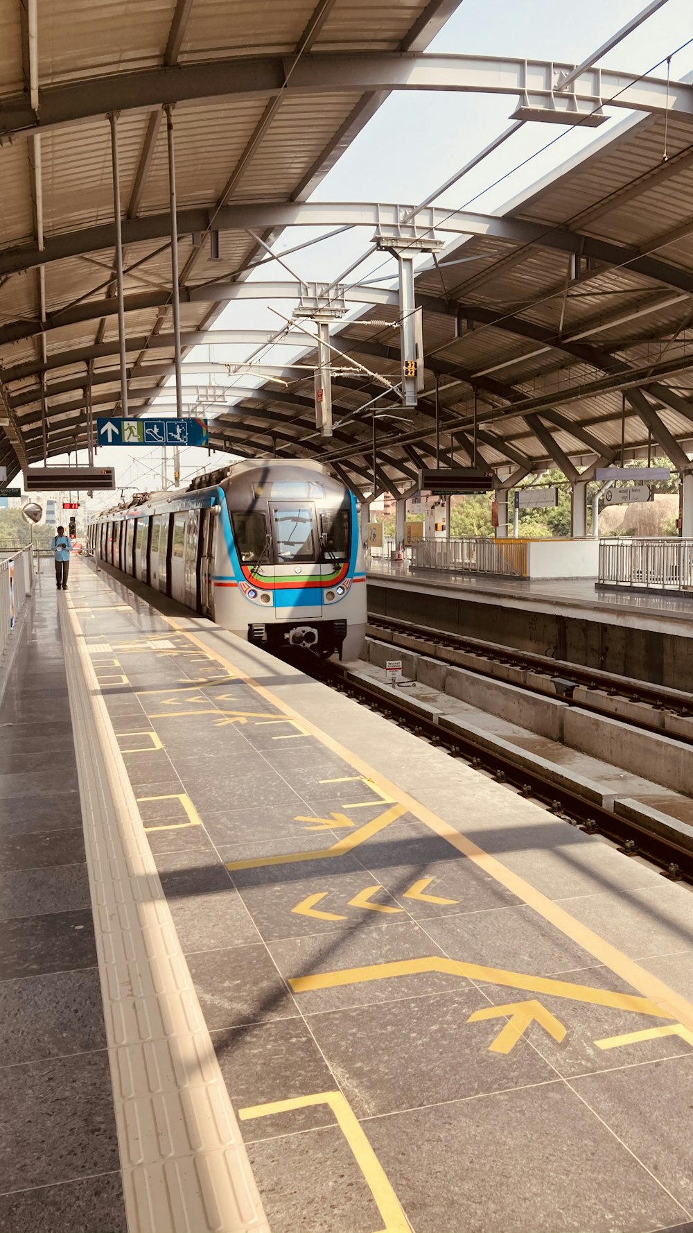 Tren blanco y azul en la estación de tren durante el día