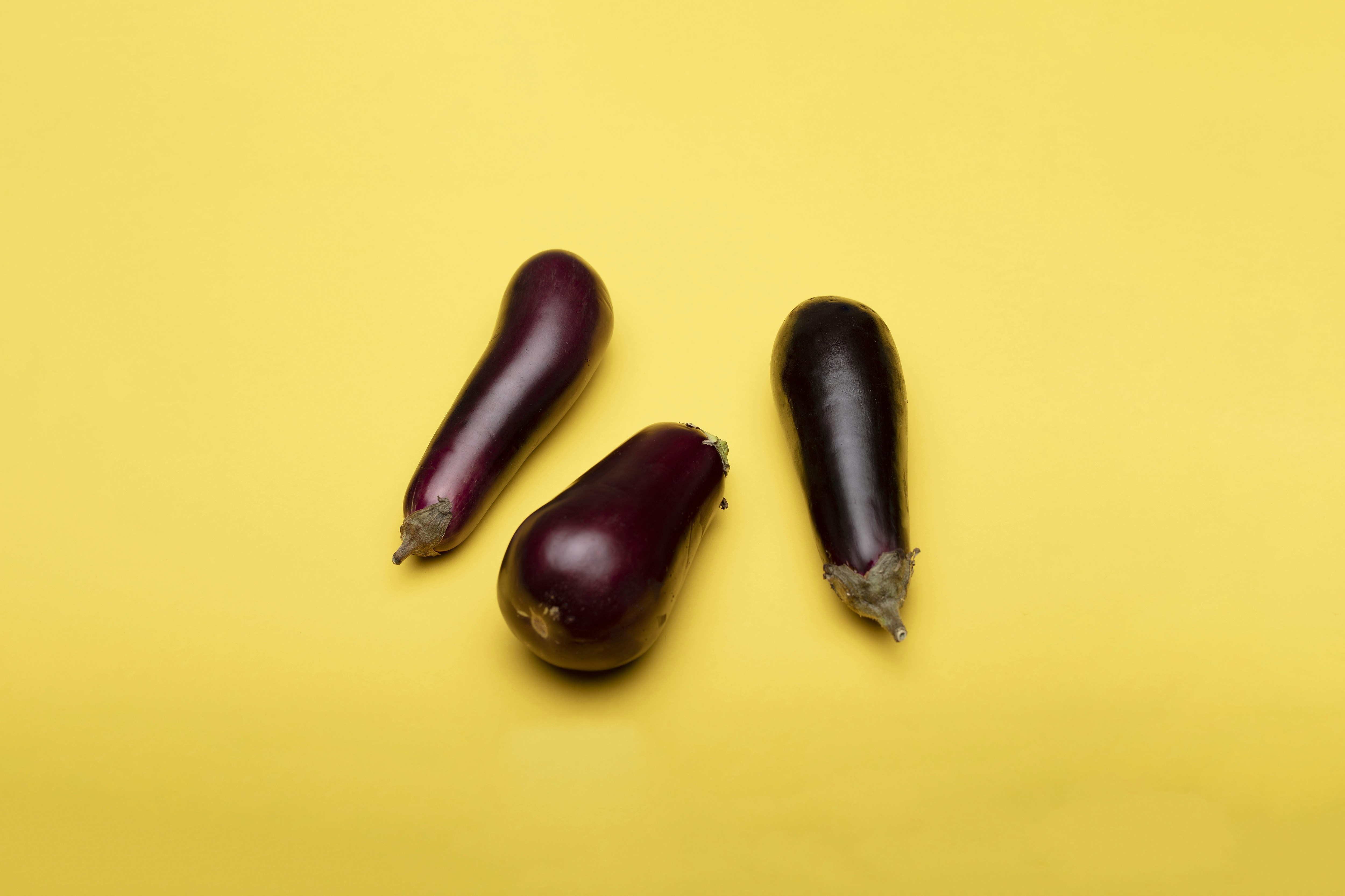 Foto Chiles morados y amarillos – Imagen Berenjenas gratis en Unsplash
