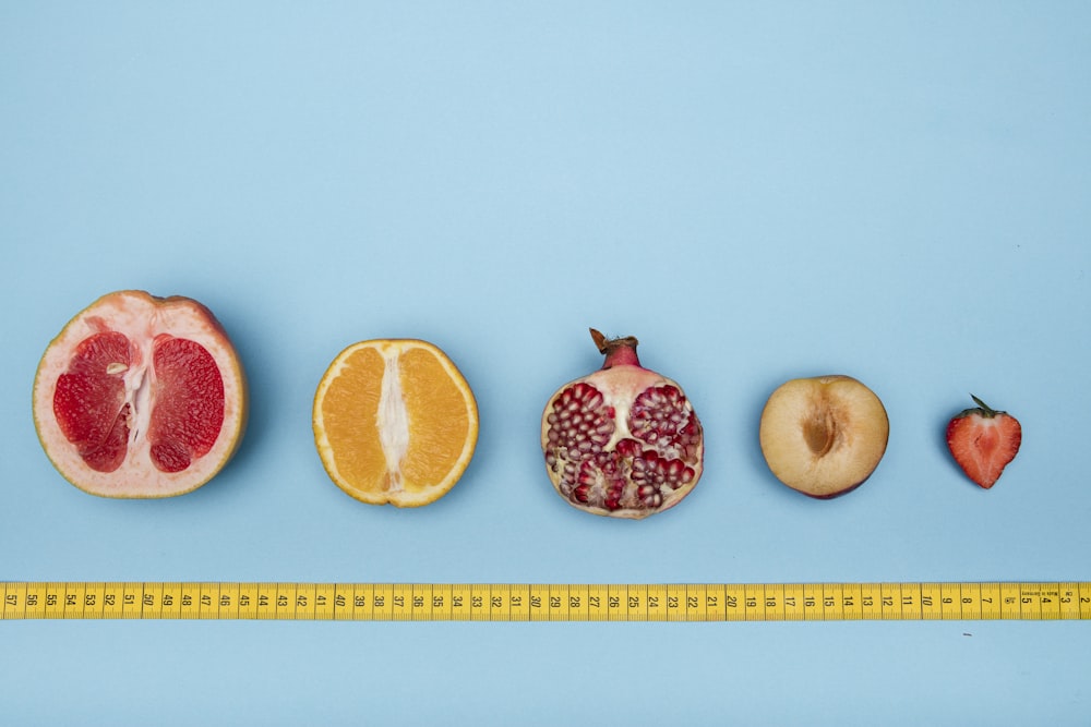 fruta laranja fatiada e fruta laranja