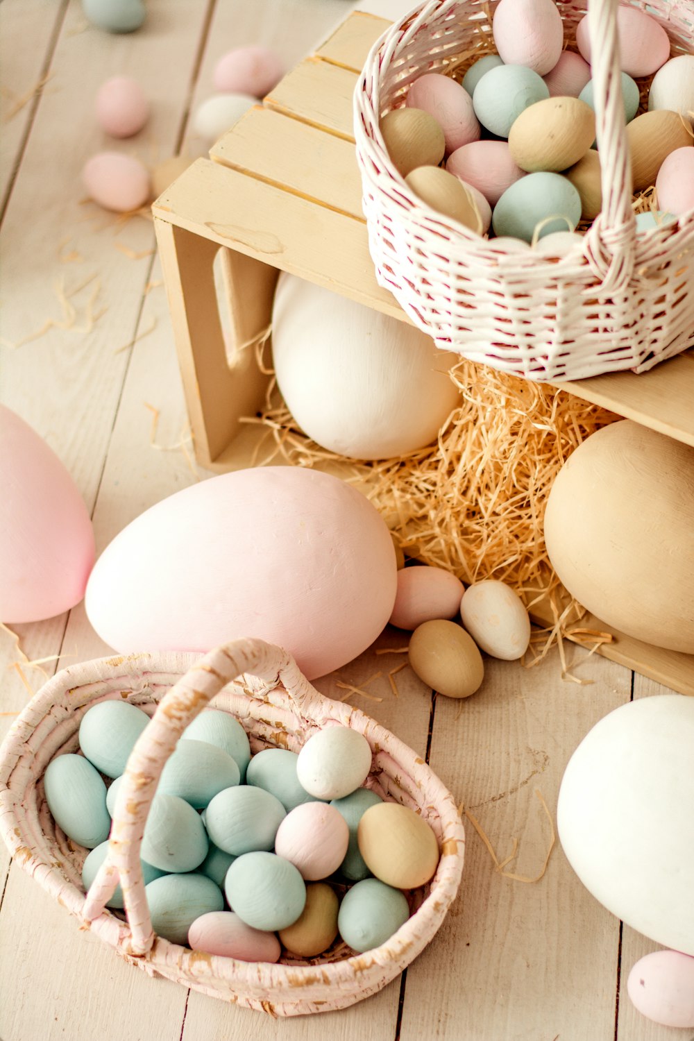 oeufs blancs dans un panier tressé brun