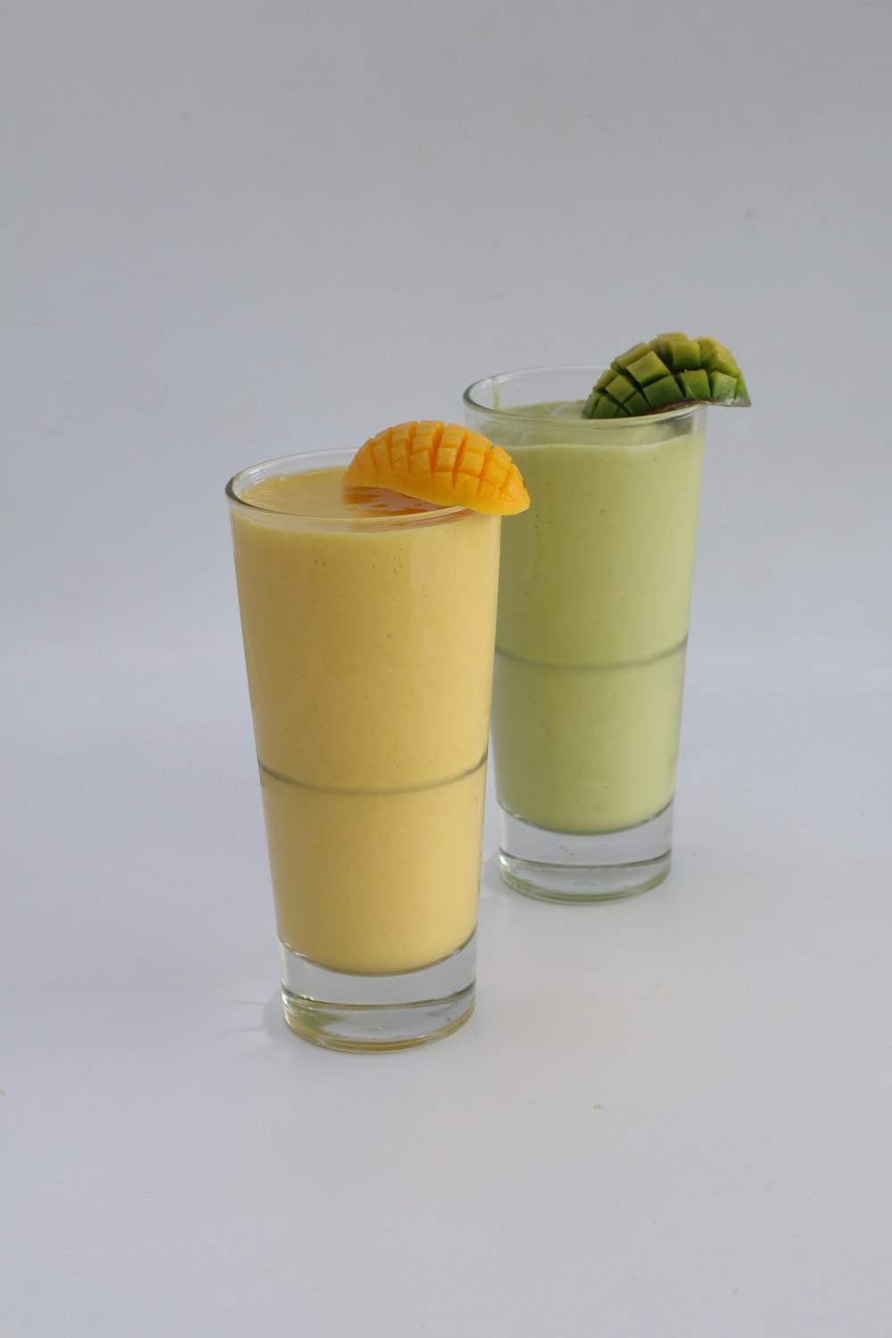 2 klare Trinkgläser mit gelber Flüssigkeit