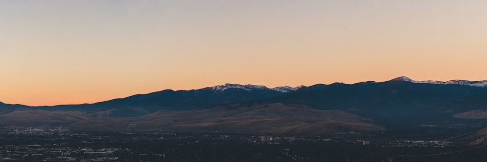 silhouette di montagne durante il giorno