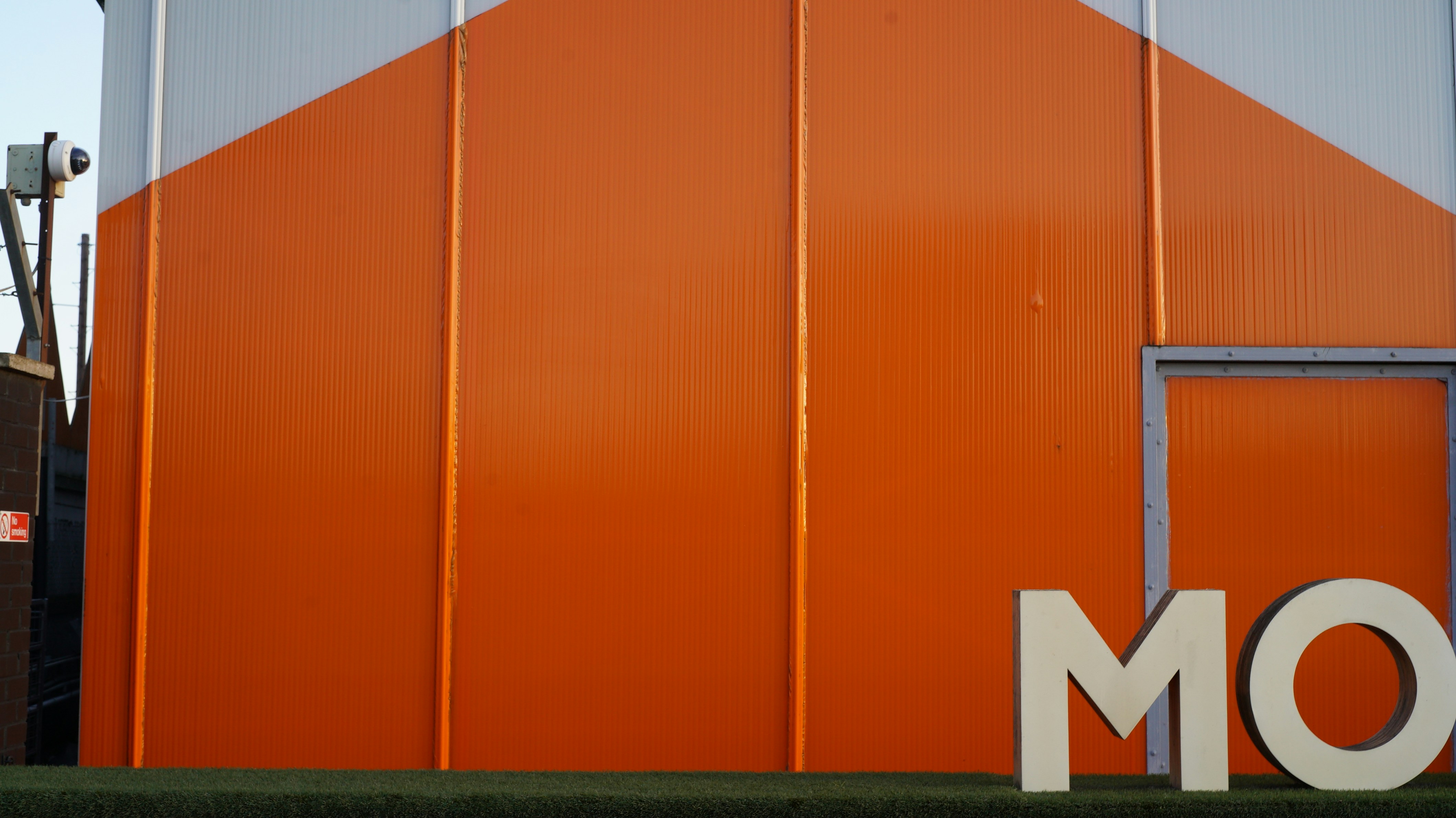 orange und weiße Wandfarbe