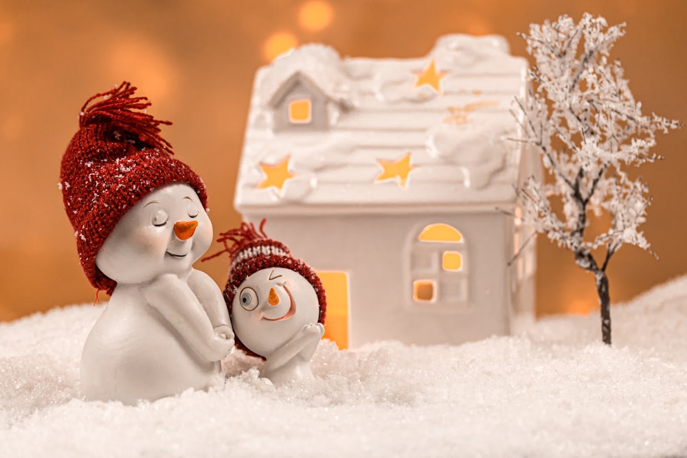 muñeco de nieve con sombrero rojo y abrigo de piel blanco