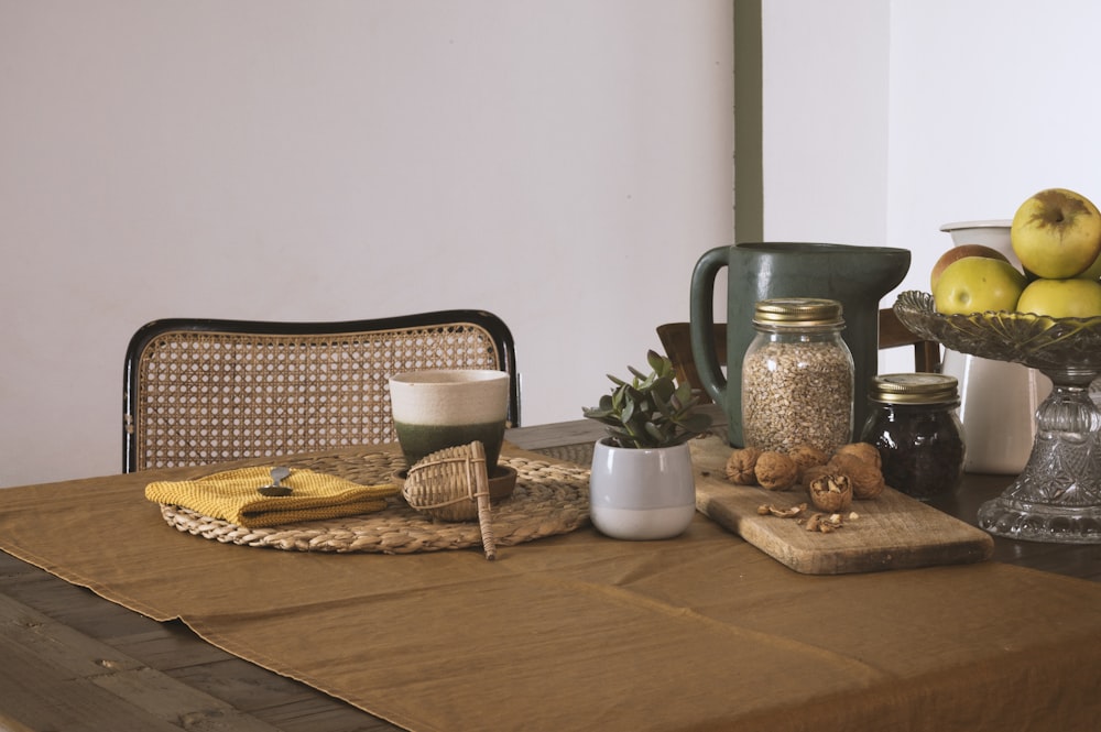 brauner Holztisch mit braunem Weidenkorb und Krug