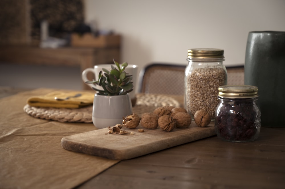 biscuits bruns sur planche à découper en bois brun