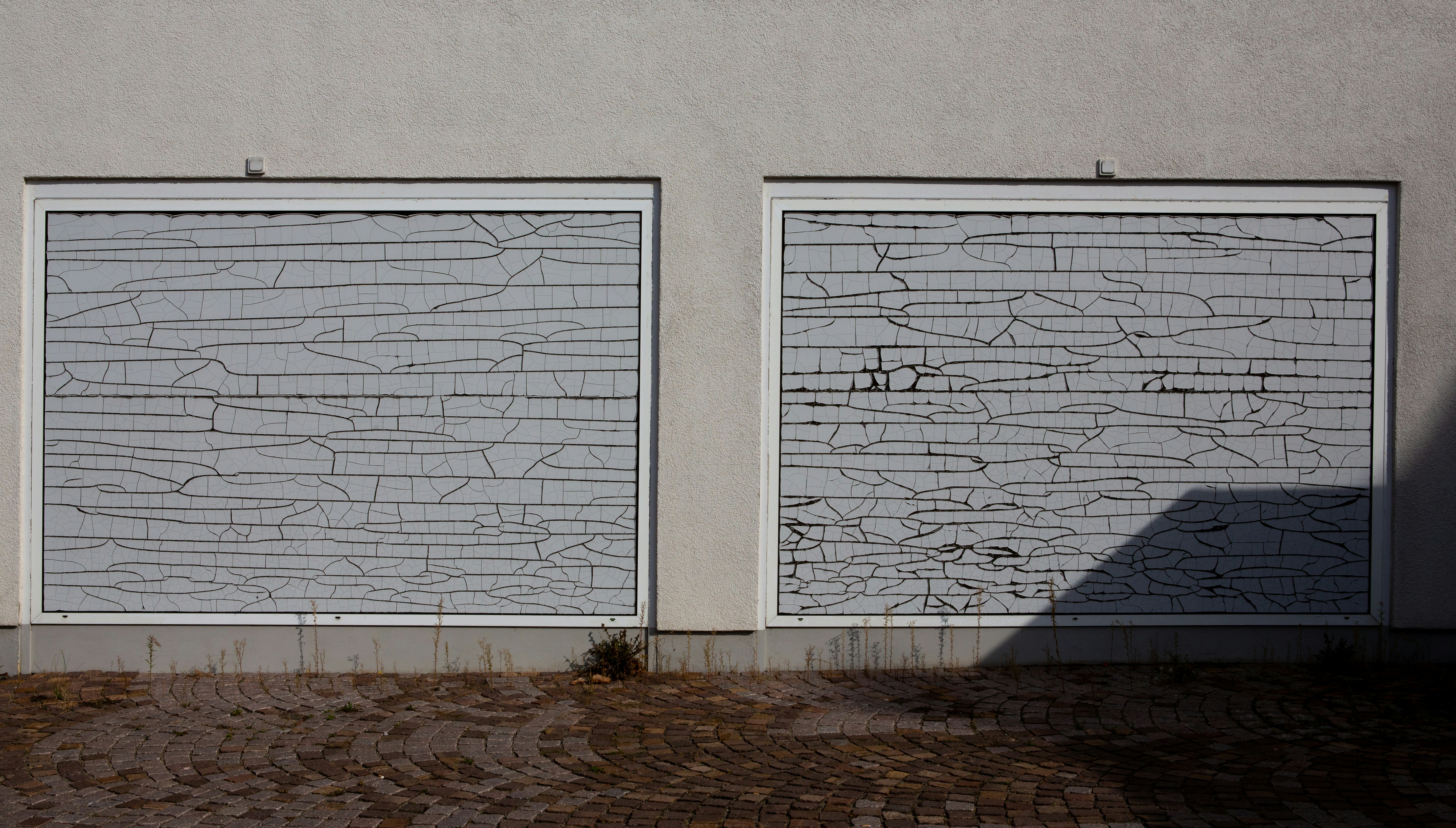 Pared blanca con marco de madera blanca