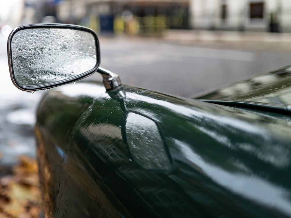 espelho lateral verde do carro durante o dia