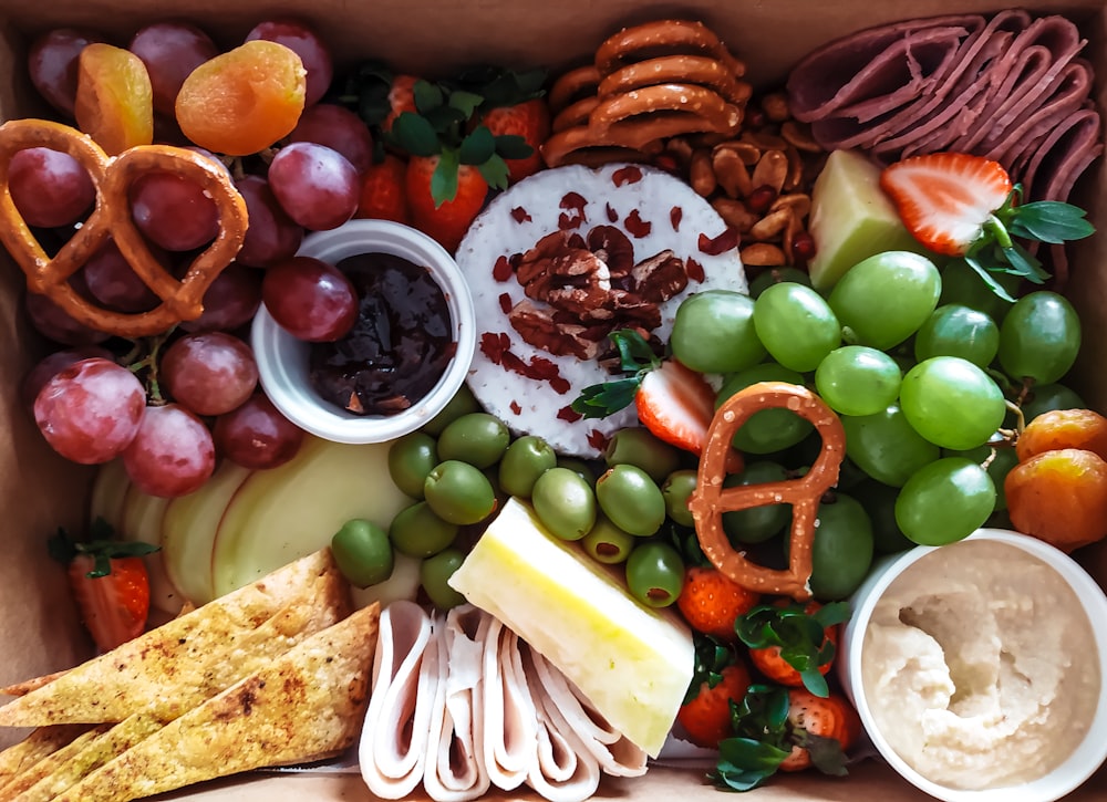 verduras y frutas en rodajas en una cesta de mimbre marrón