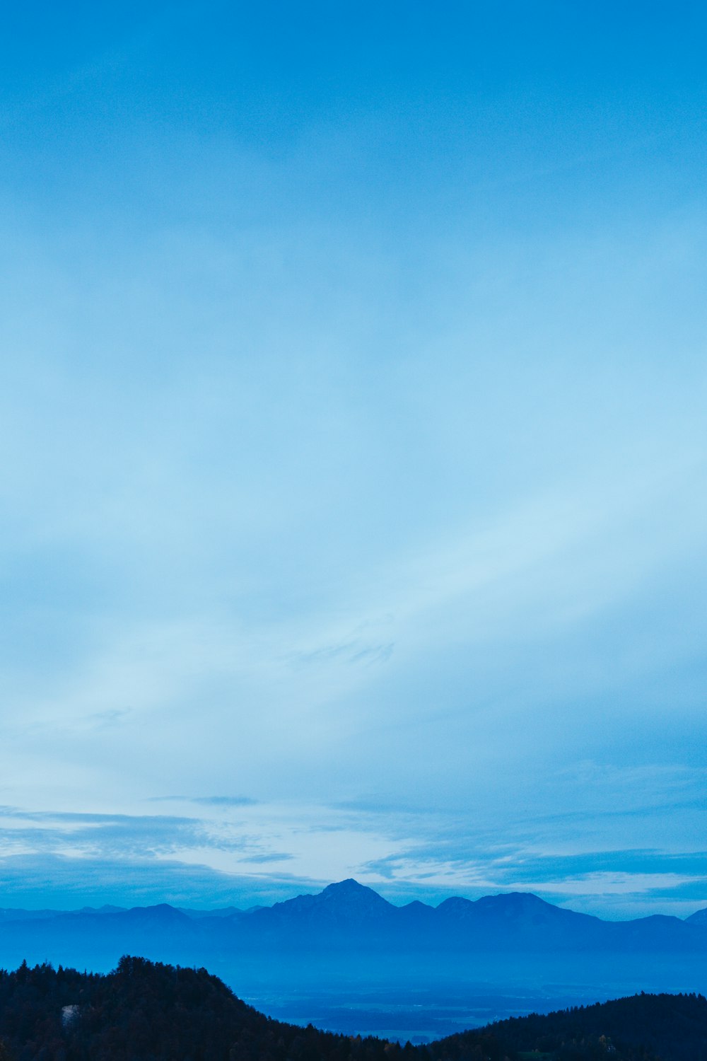 昼間の白い雲と青い空