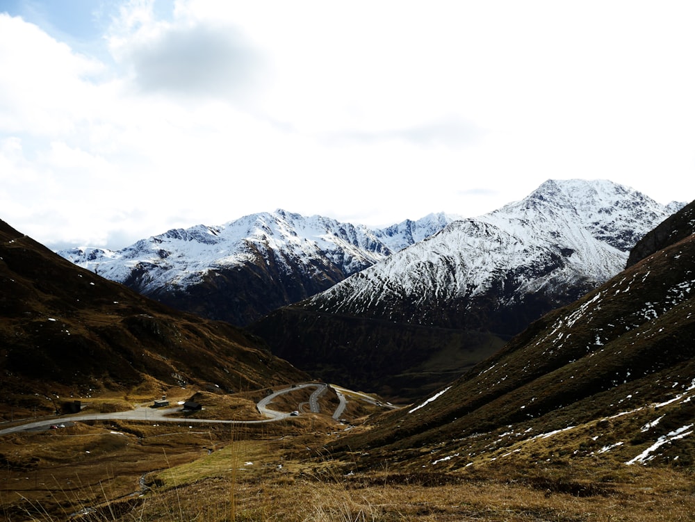 Montañas cubiertas de nieve bajo el cielo nublado durante el día