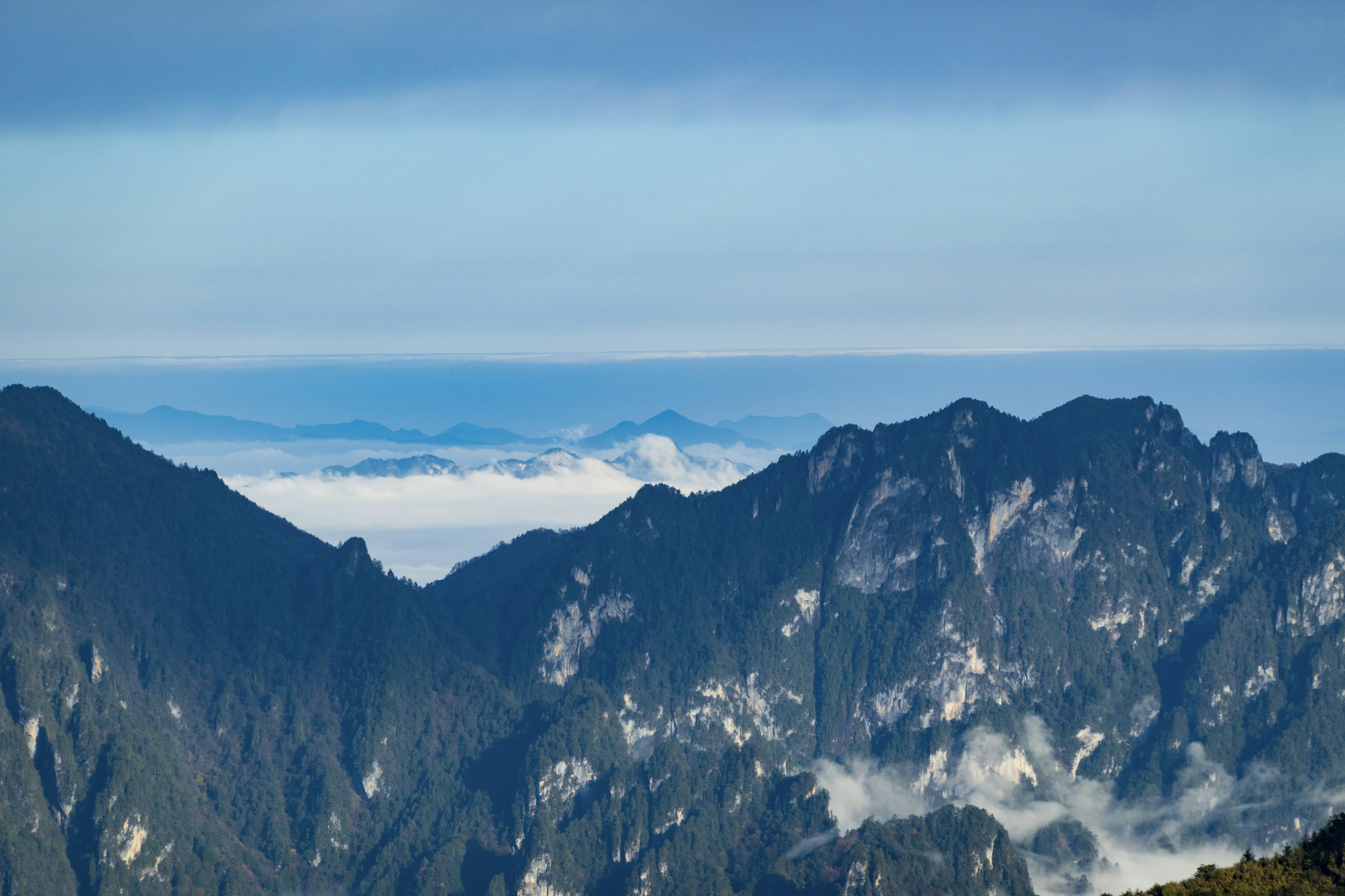 Tagsüber schneebedeckte Berge unter blauem Himmel