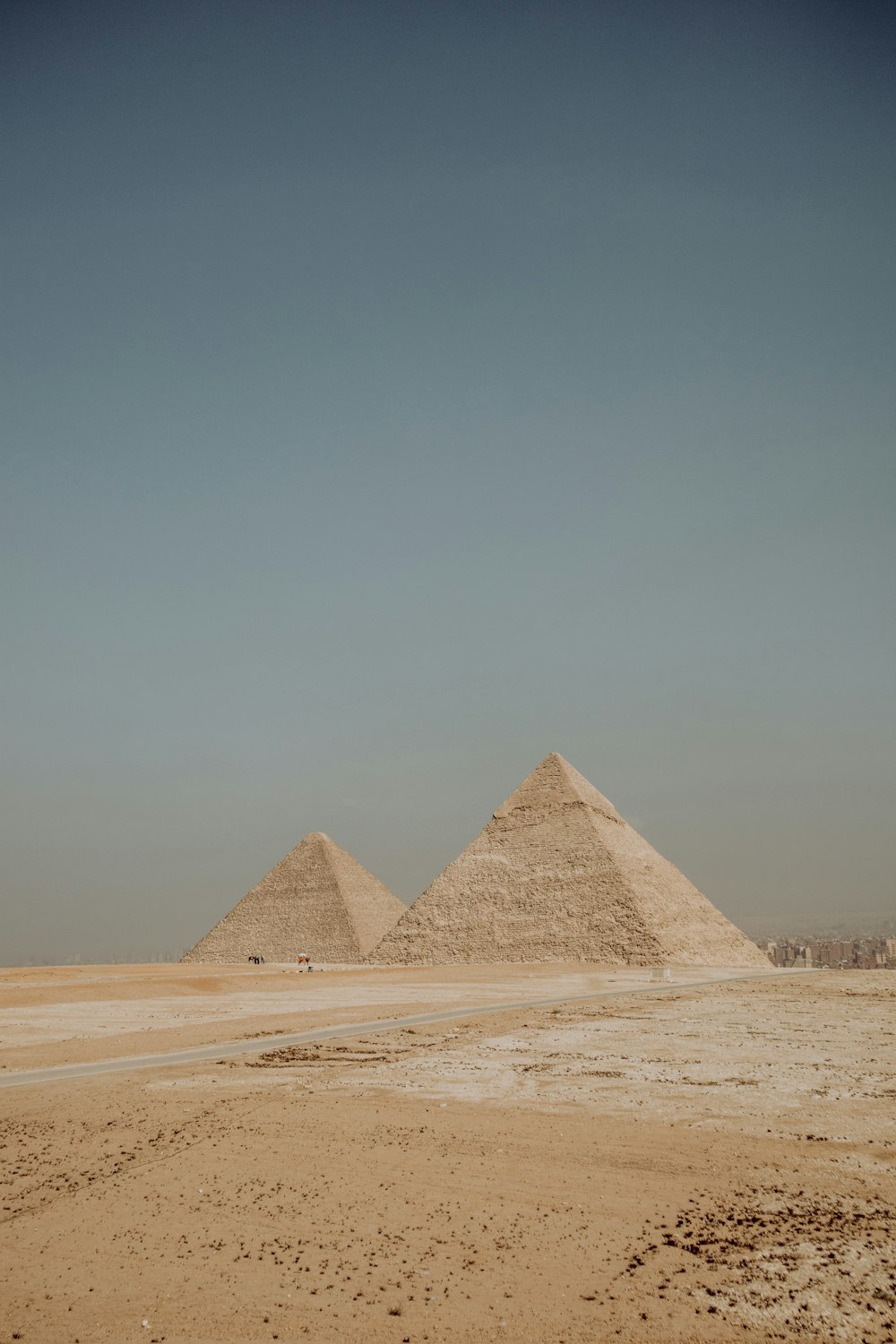 pirâmide de gizé no deserto durante o dia