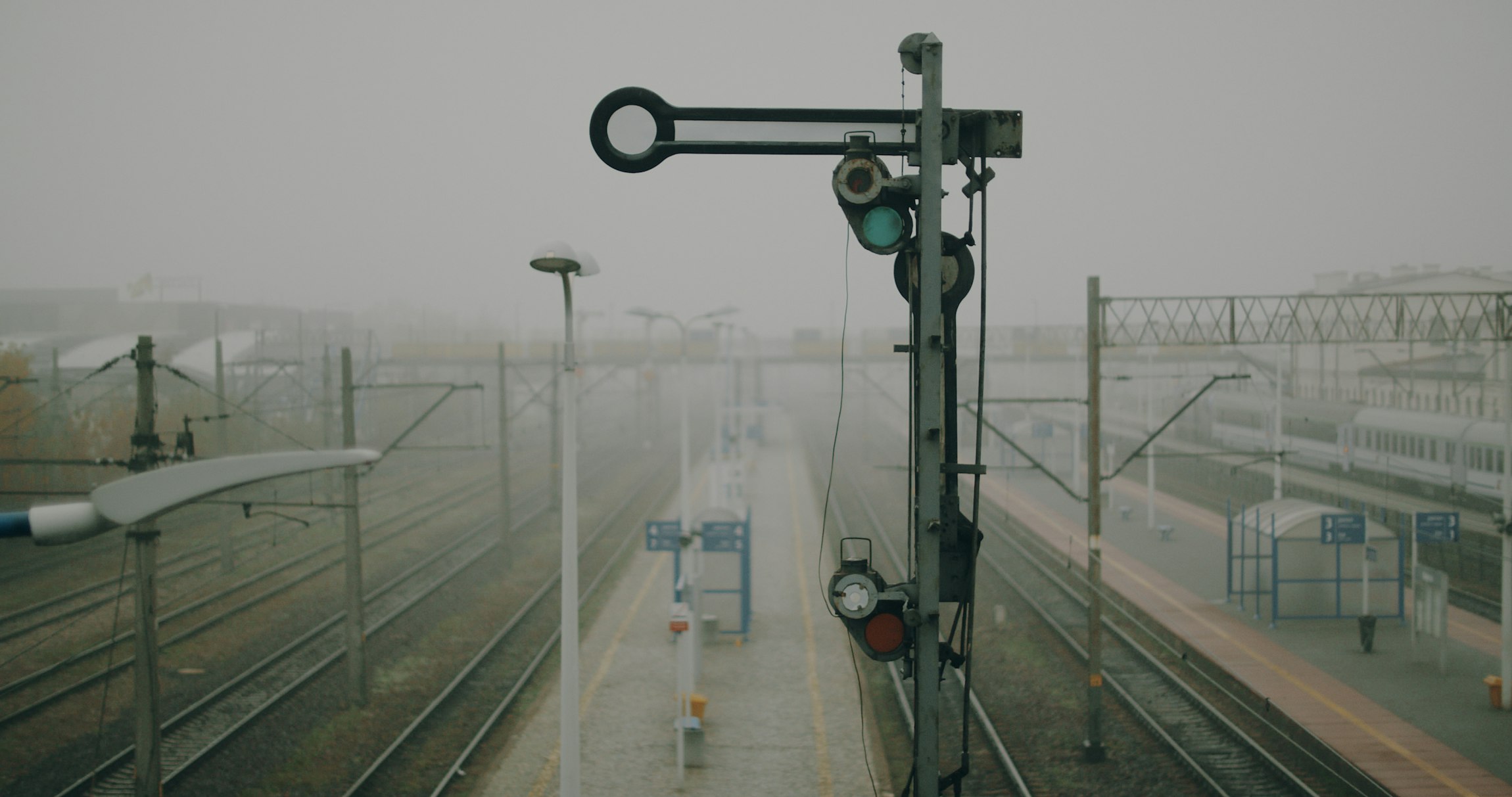 Railroad semafor. Credits: Unsplash - Michał Franczak