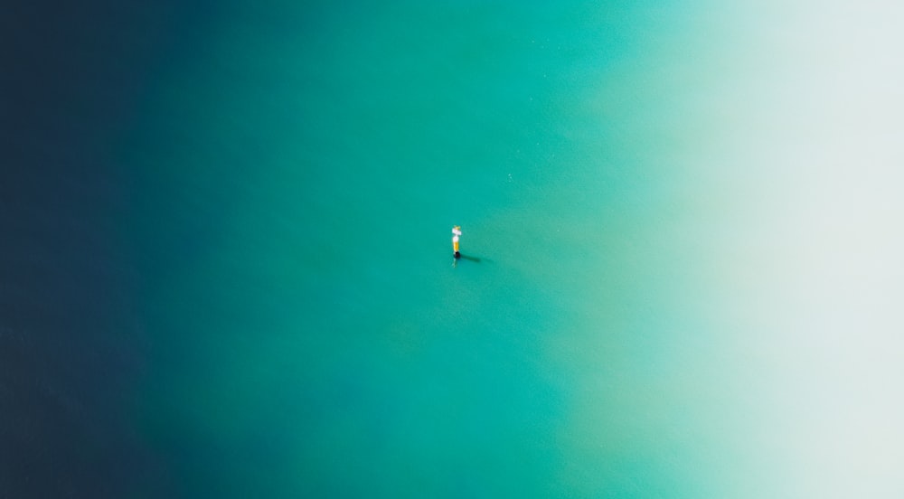 Weißes Boot auf blauem Wasser