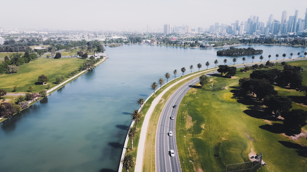 vista aérea da rodovia perto do corpo de água durante o dia