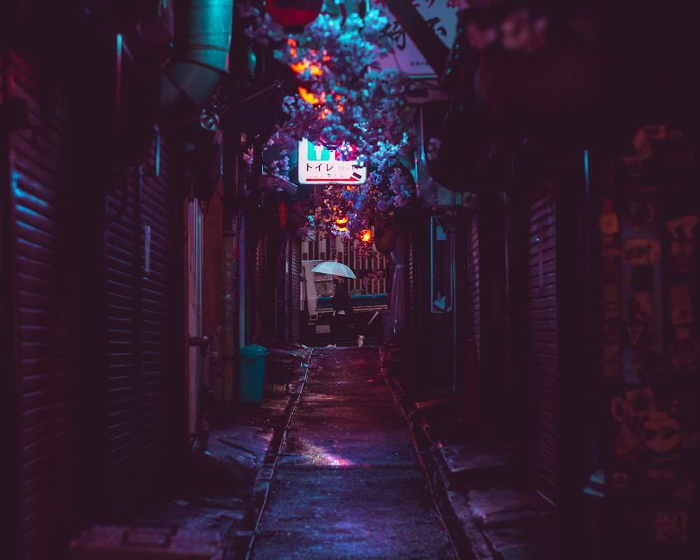 lampadaire allumé pendant la nuit