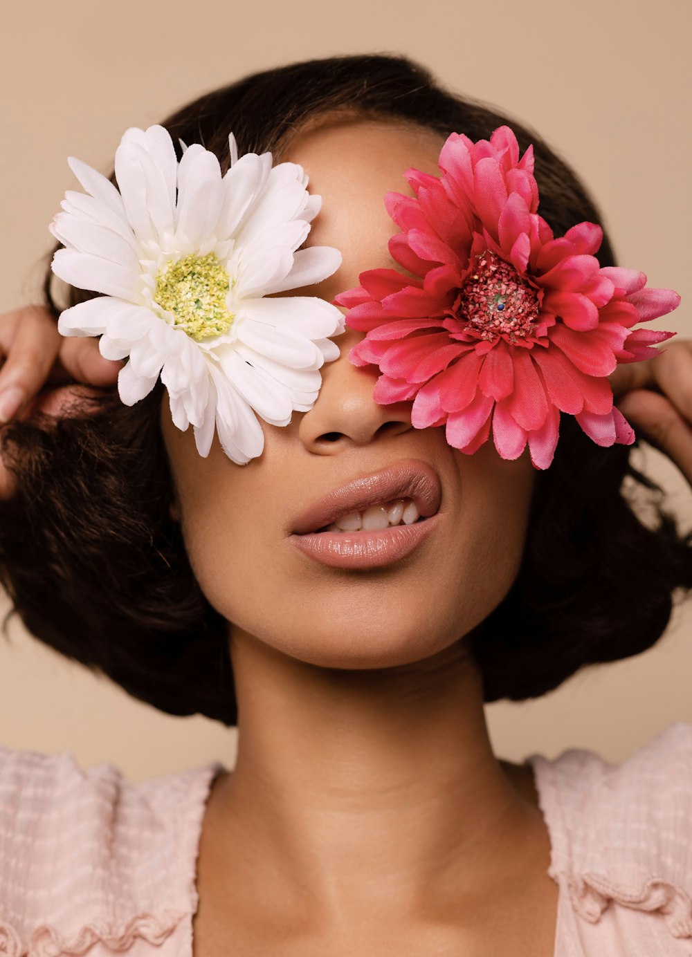 mulher com flor branca e cor-de-rosa em sua orelha