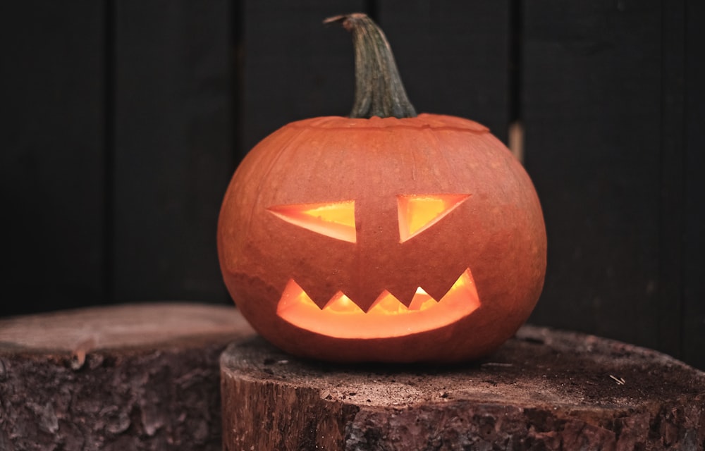 Jack O lanterne sur table en bois marron