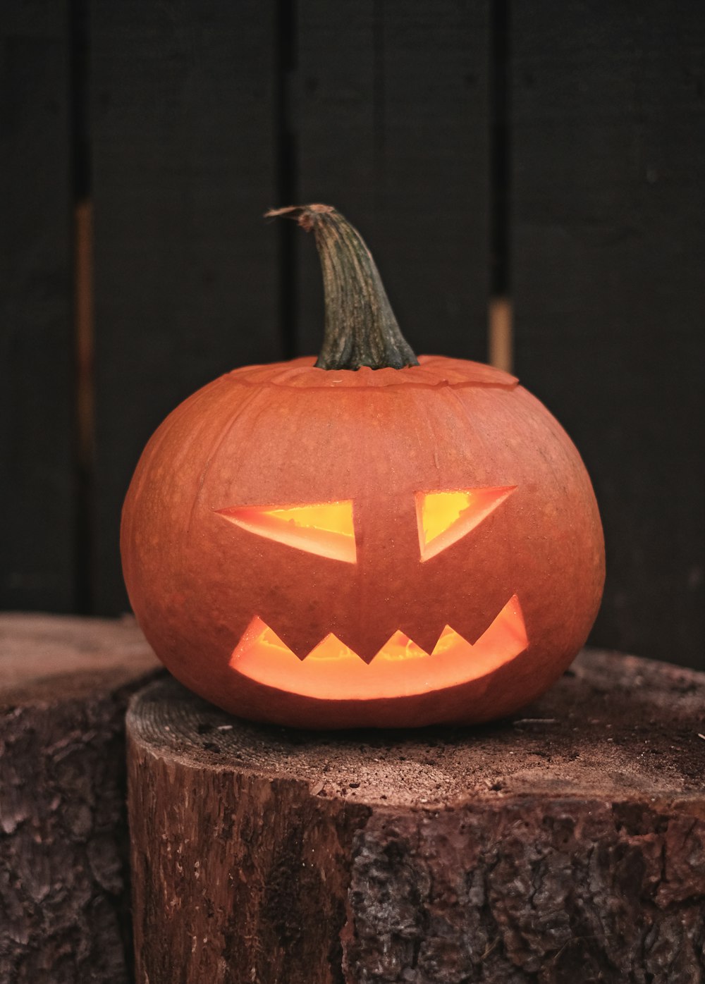 Jack O lanterne sur table en bois marron