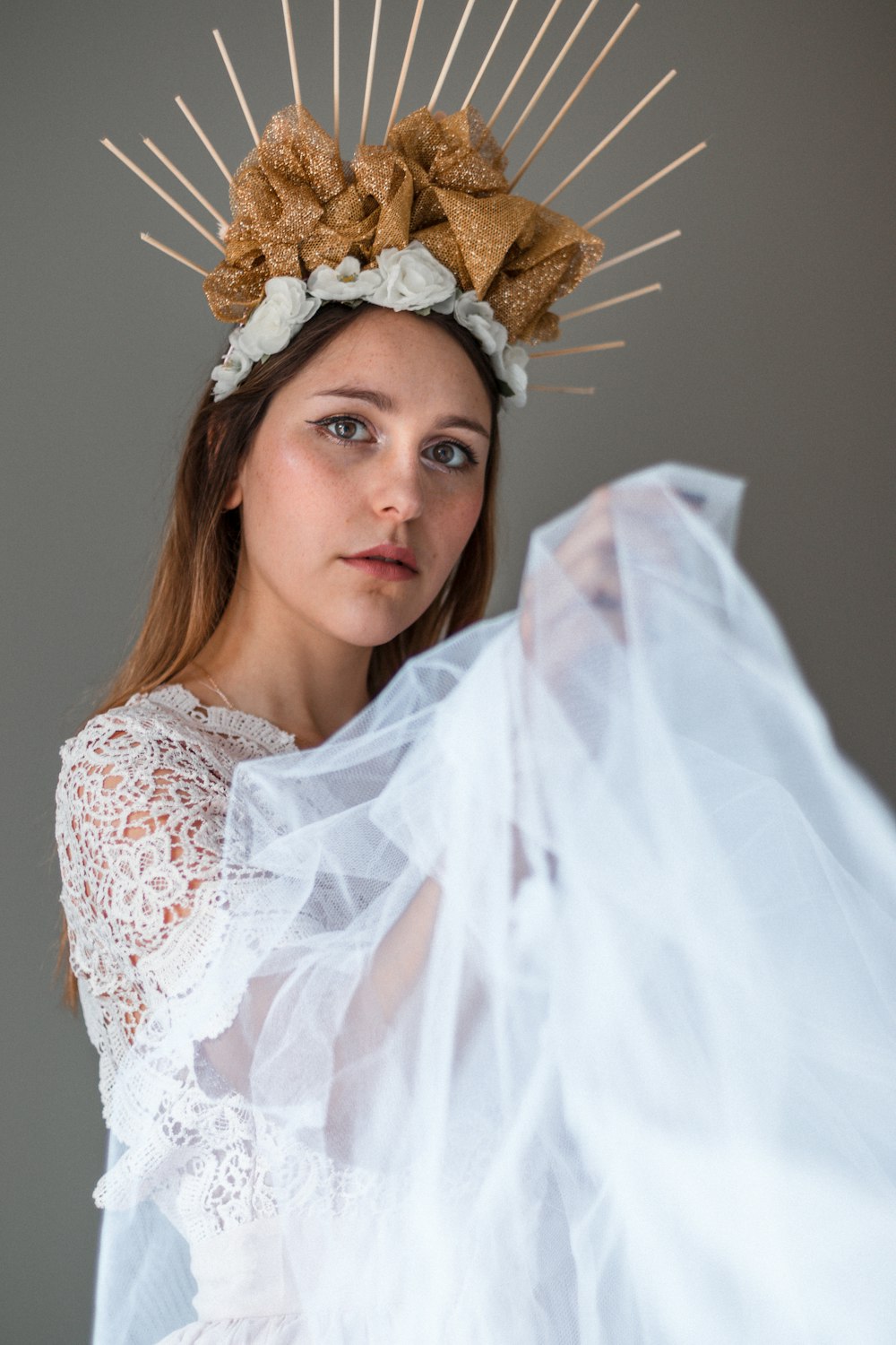 갈색 꽃 머리띠를 착용 한 흰색 레이스 꽃 드레스에 여자