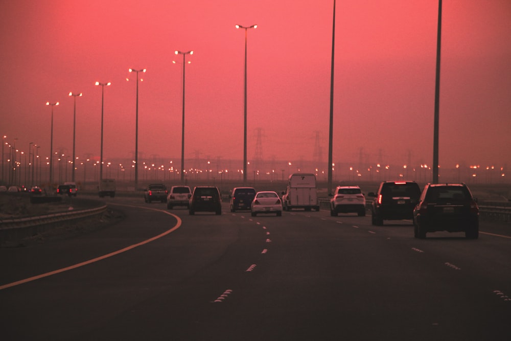 Coches en la carretera durante la noche