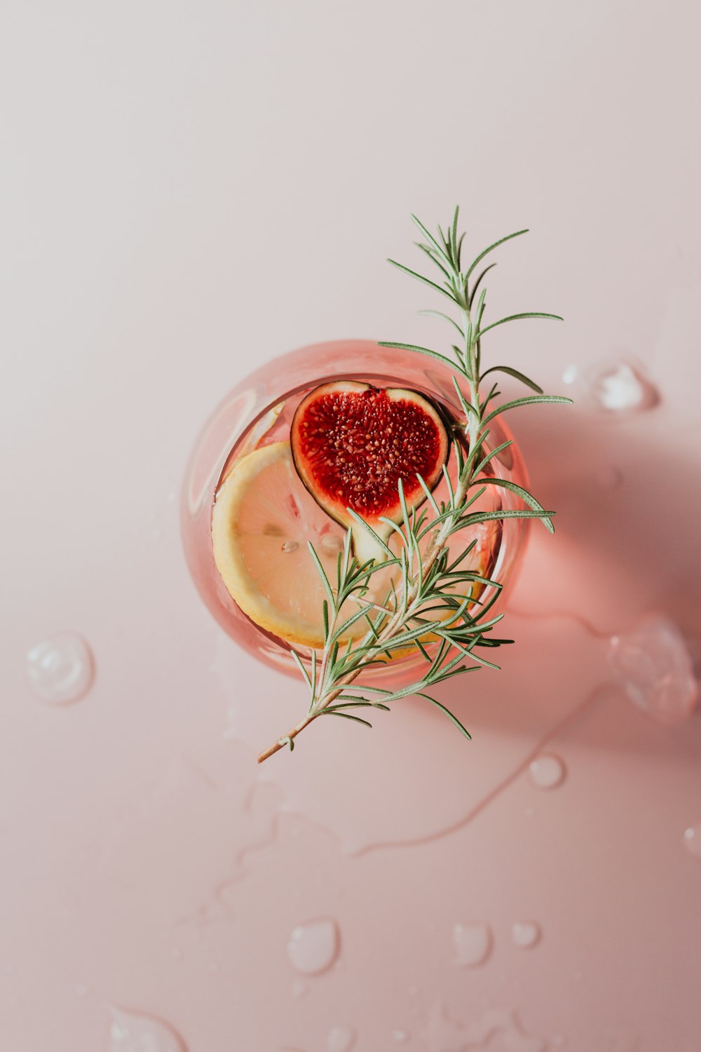 verre à boire transparent avec du jus de fraise