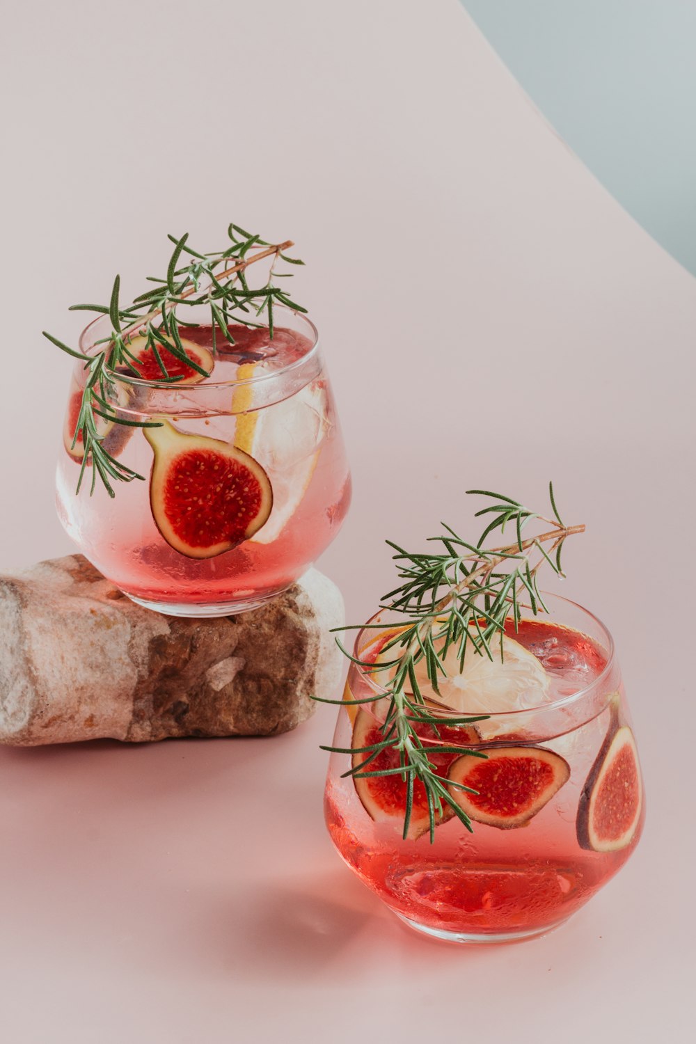 liquide rouge dans un verre à boire transparent