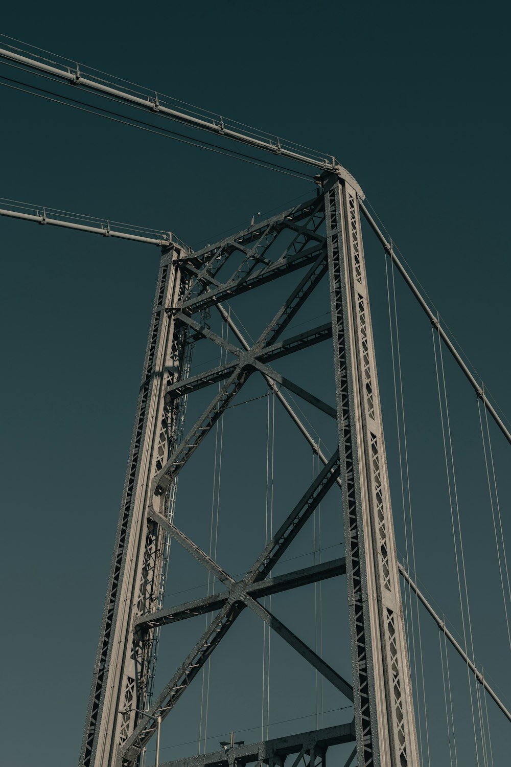 Graue Stahlbrücke unter blauem Himmel tagsüber