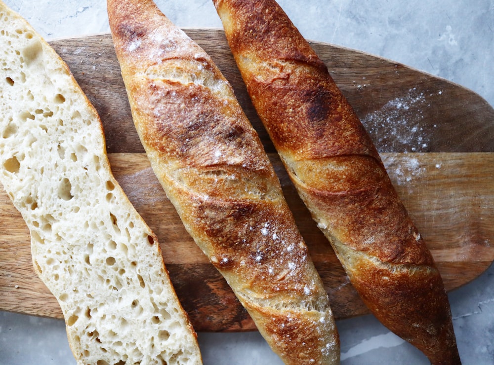 pane nero sul tavolo bianco