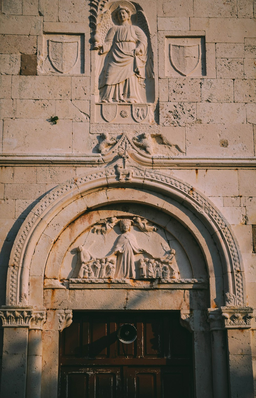 Pared de hormigón gris con cara de hombre en relieve