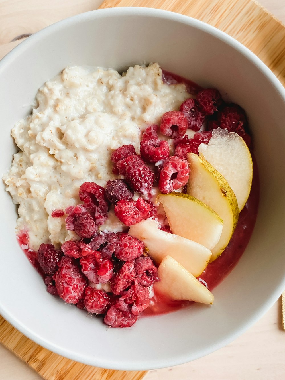 geschnittene Äpfel und Bananen in weißer Keramikschale