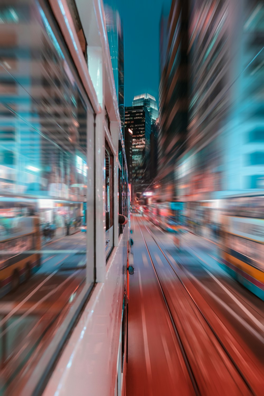 Fotografía de lapso de tiempo de automóviles en la carretera durante la noche