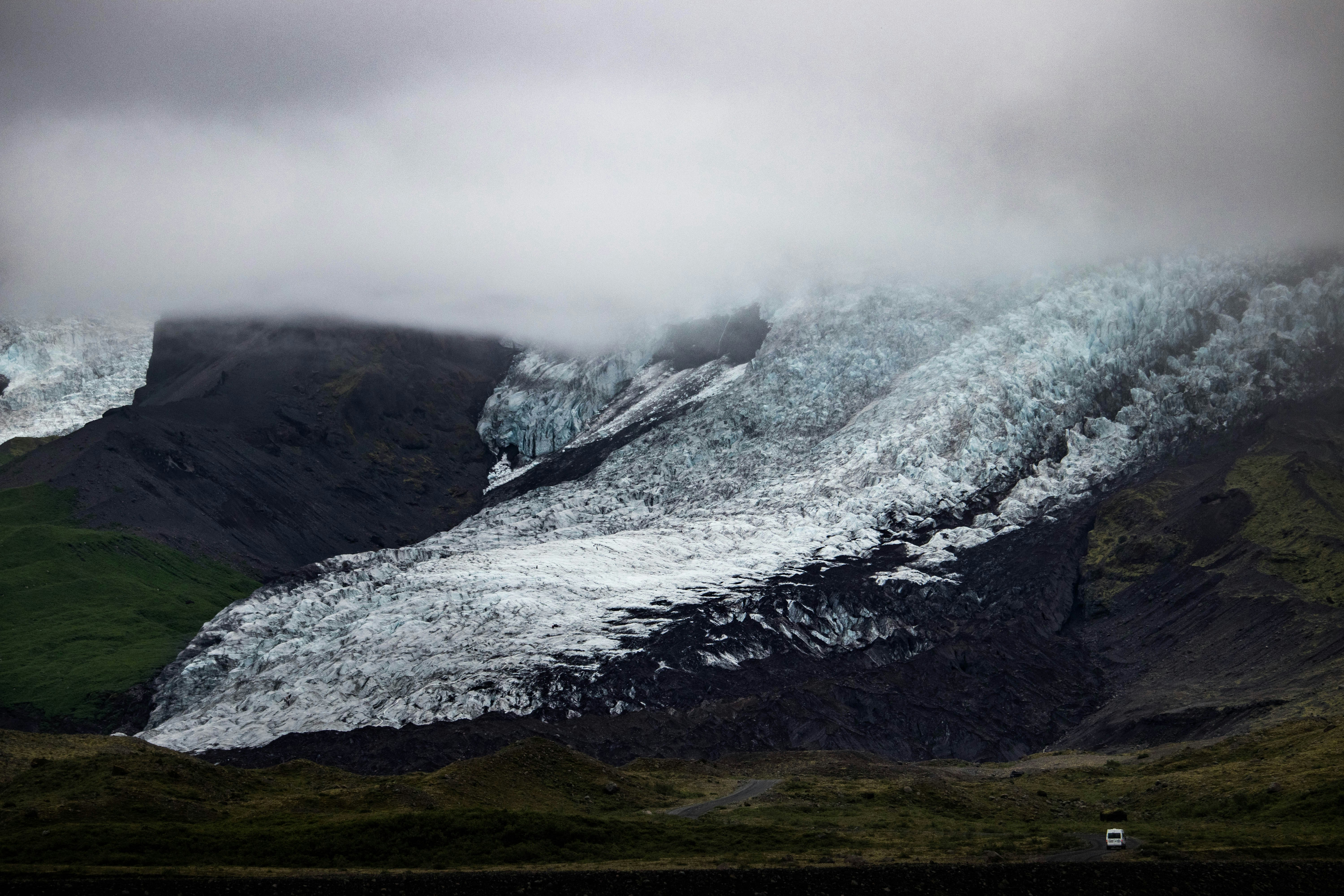 Picture 4 : 8 Days in Iceland Itinerary - Glacier Hiking Adventure