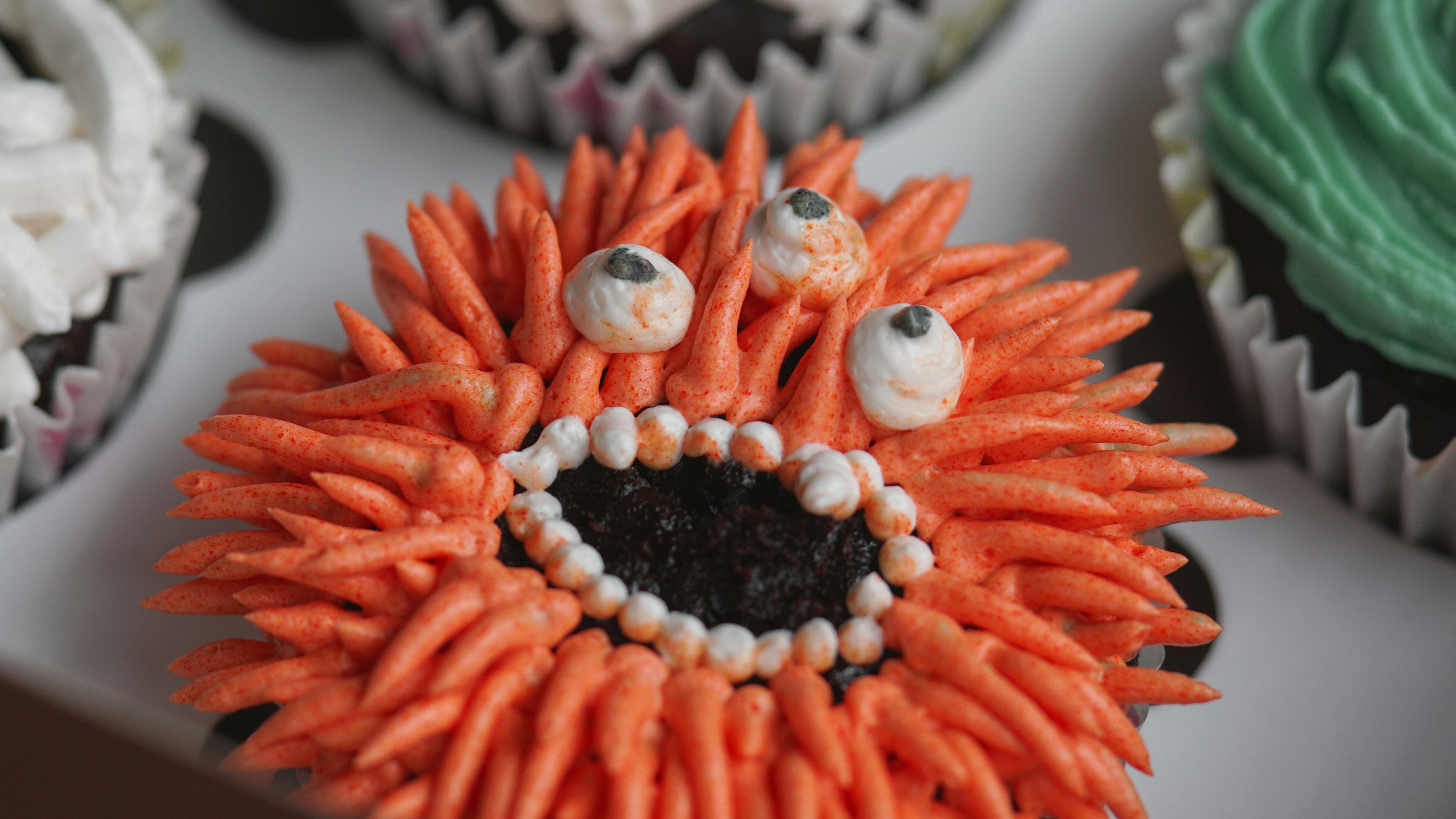 オレンジと緑のドラゴンフルーツの写真 – Unsplashのカップケーキの無料画像, image size:3000x1687