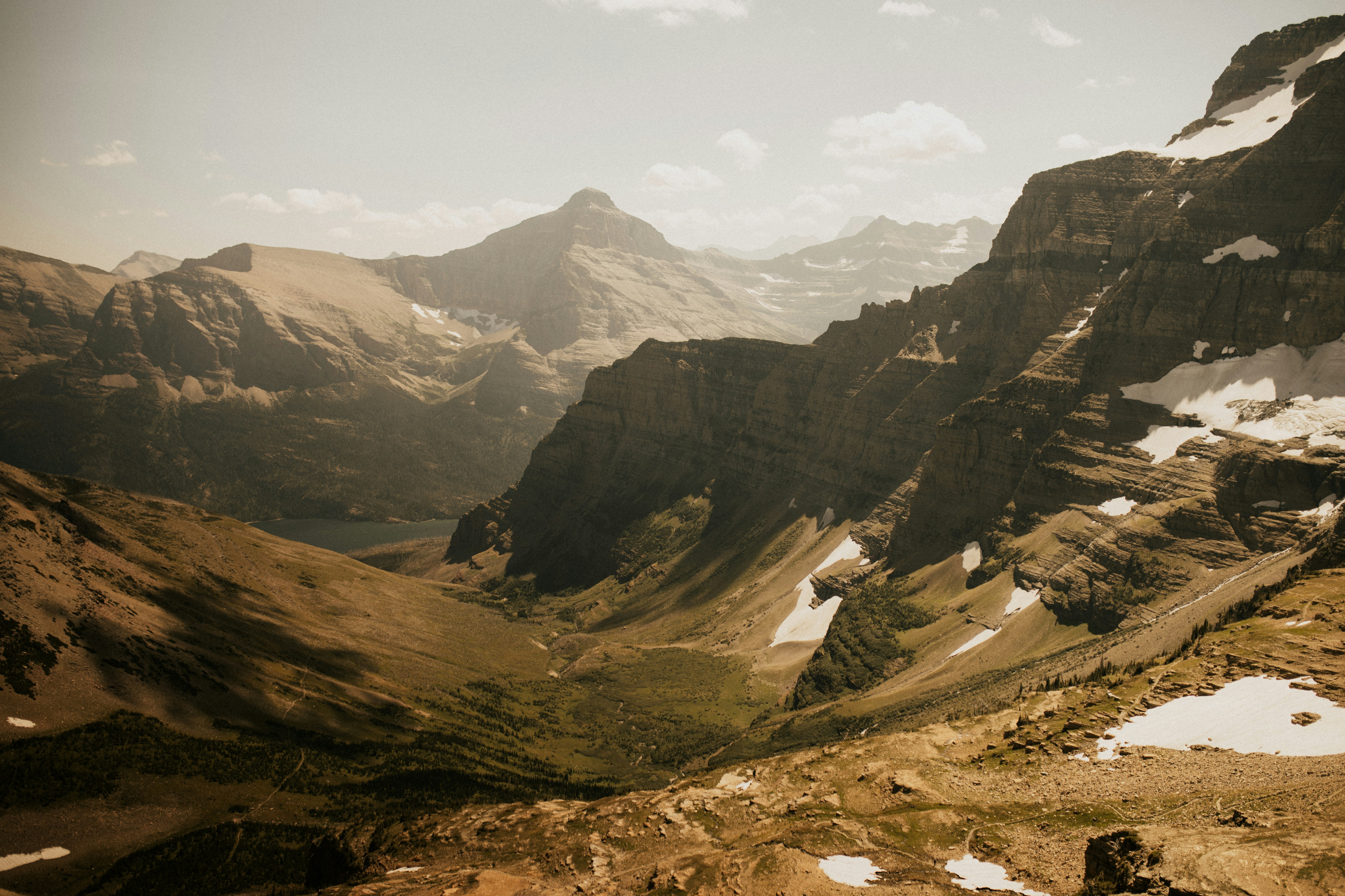 Braune und graue Berge unter blauem Himmel tagsüber