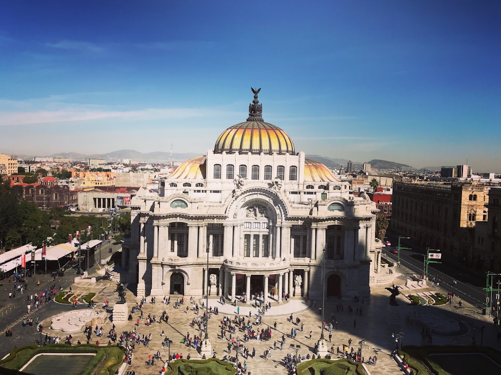 edifício da cúpula branca e marrom