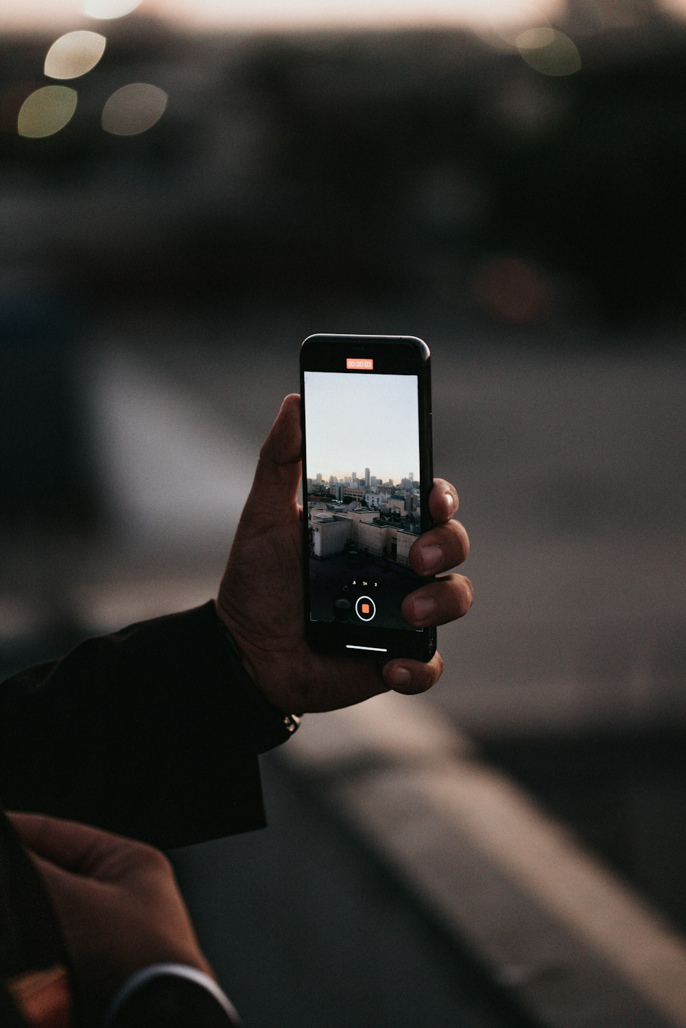 Personne tenant un iphone 4 noir