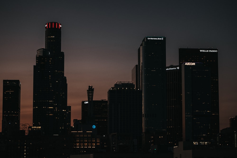 Horizonte de la ciudad durante la noche