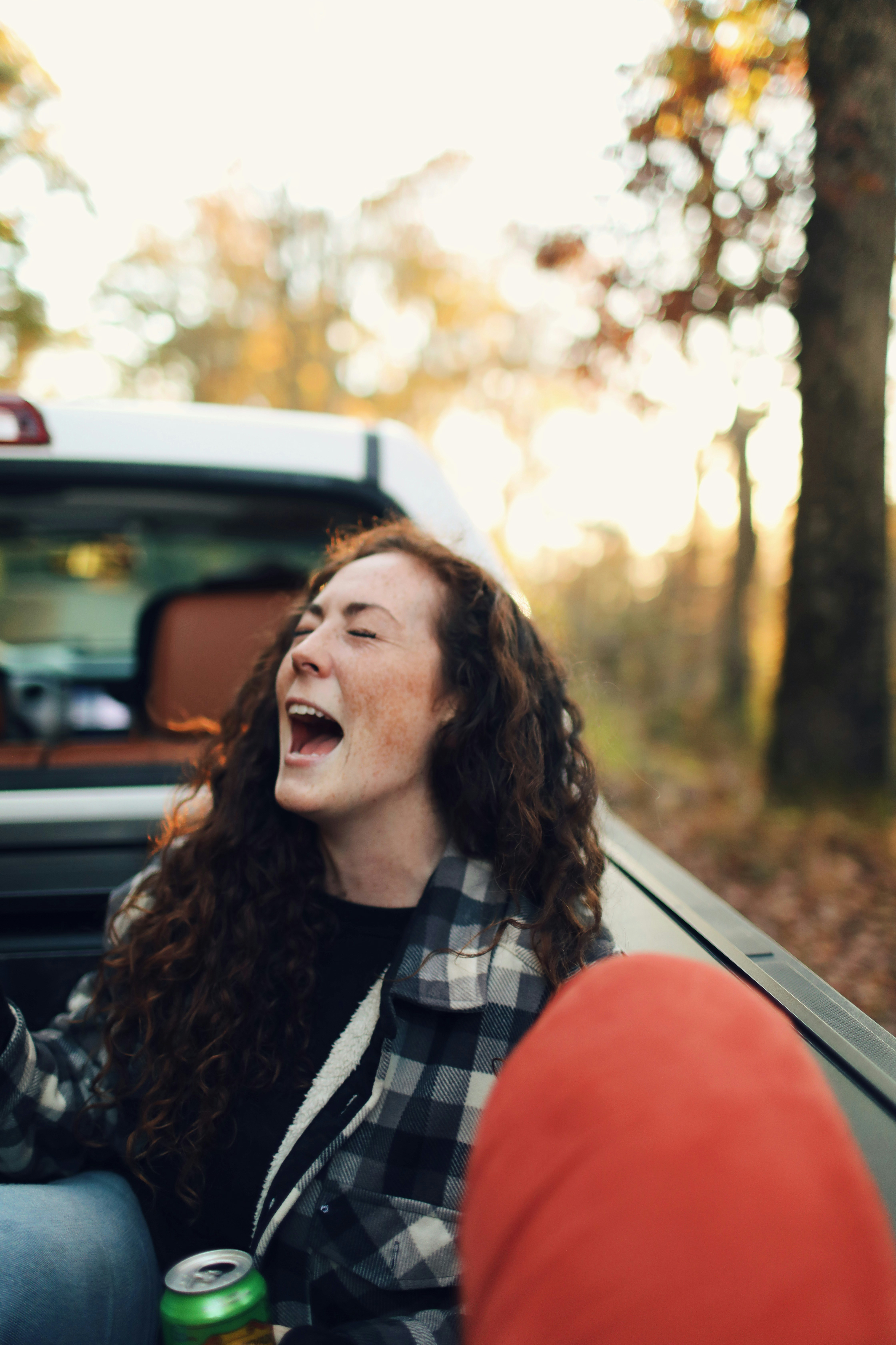 donna in sciarpa a scacchi rossi e bianchi