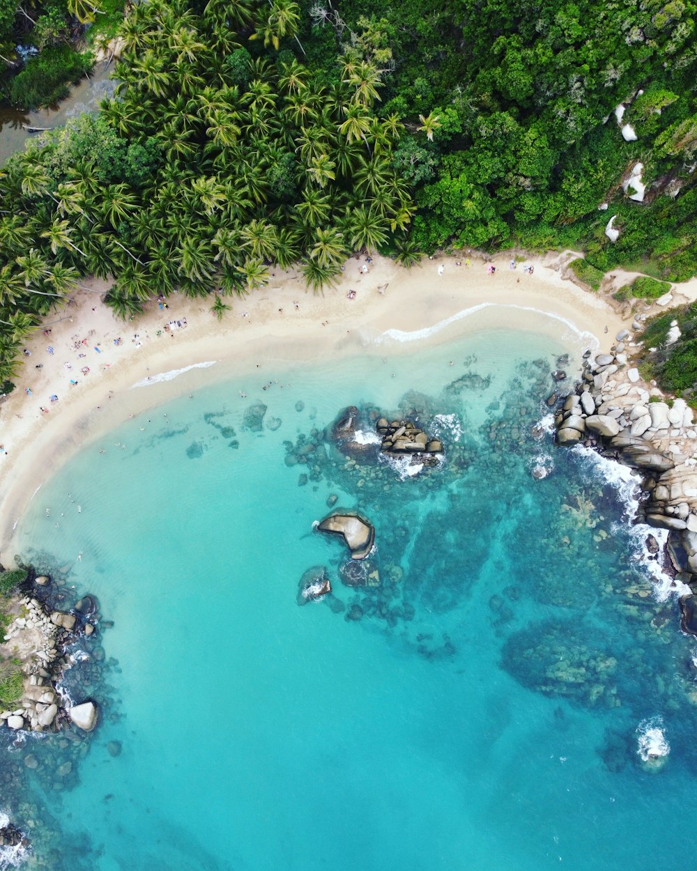Una vista aérea de una playa de arena y agua azul